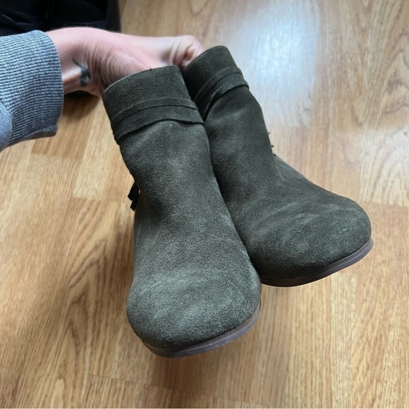 Violet and Red Jenna Olive Green Stacked Block Heeled Suede Bootie Size 7.5M - Picture 6 of 11